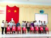 Ban chỉ đạo mô hình “ Hạt gạo nghĩa tình” phường Long Hoa trao tặng quà cho hộ nghèo trên địa bàn
