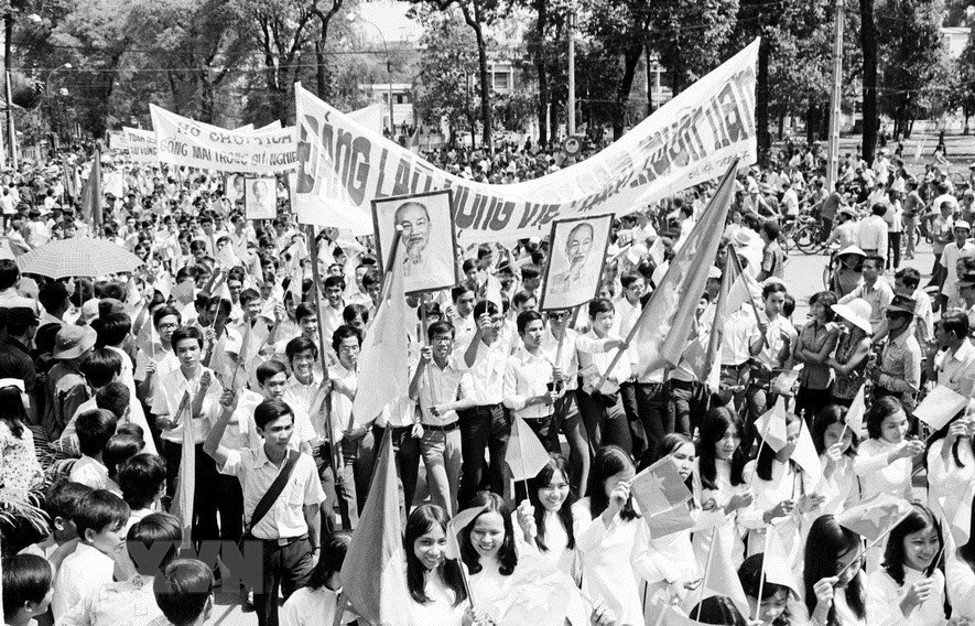 Nhân dân Sài Gòn diễu hành mừng thành phố được giải phóng (ngày 15/5/1975) (Ảnh tư liệu)